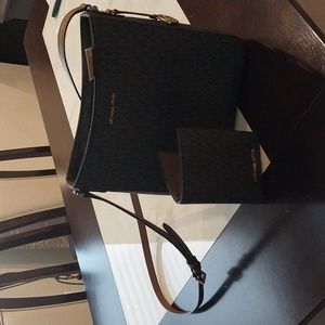 MICHAEL KORS JET SET ITEM LG EW CROSSBODY LEATHER